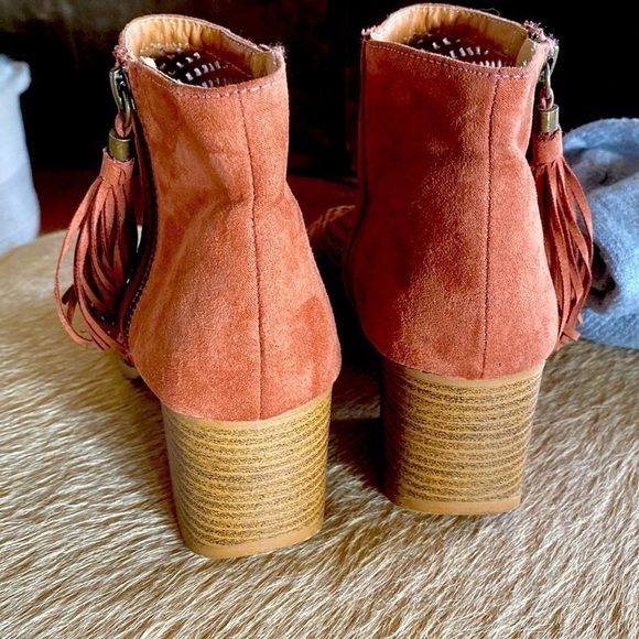 Qupid- Open Toe Booties, shooties, Chunky tassel detail, cognac color. Size 7 - Picture 4 of 7